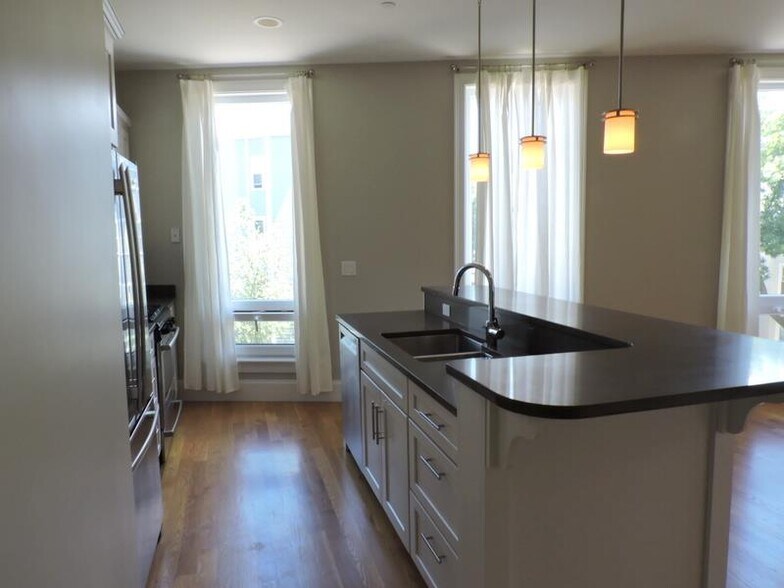 Building Photo - 168 Hampshire St