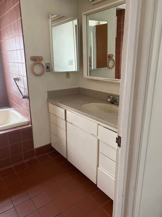 Building Photo - 1040 NE Alfred Ln