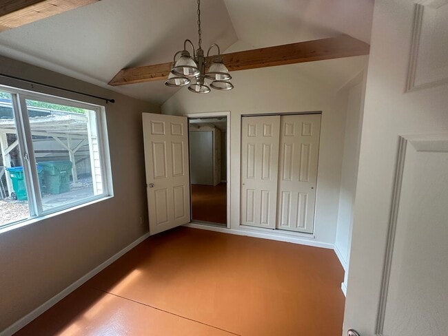 Building Photo - 2050 Laburnum Ave