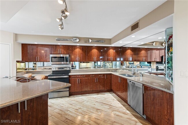 Building Photo - 5555 Heron Point Dr