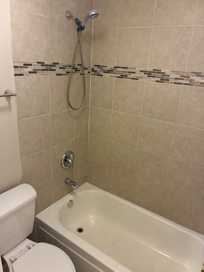 Building Photo - ONE MONTH OFF MOVE IN INCENTIVE FOR SEPTEMBER! Updated 1 Bedroom 1 Bathroom on Ground Floor - Wal...