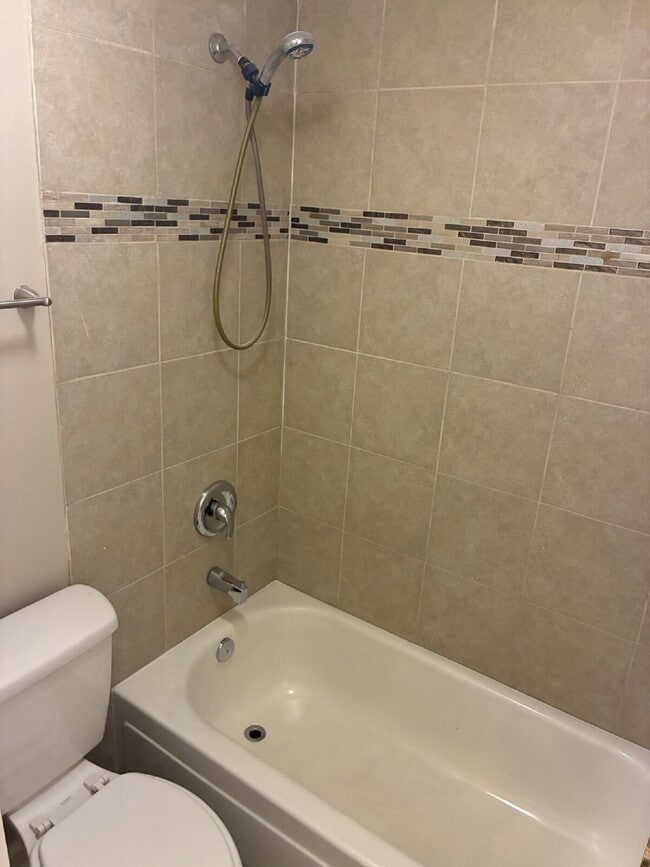 Building Photo - Updated 1 Bedroom 1 Bathroom on Ground Floor - Walkout Patio with easy access to amenities!