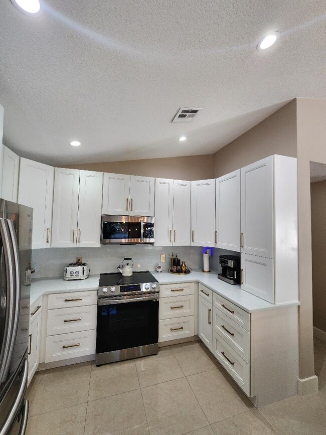 Building Photo - 3760 NW 19th St