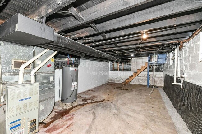 Building Photo - 802 N Denny St