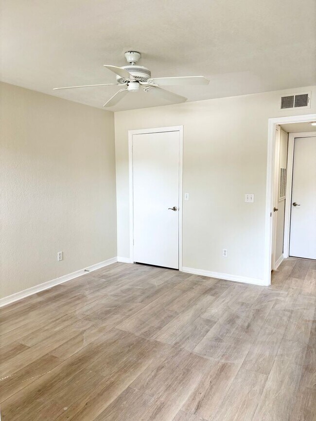 Building Photo - Modern comfort in Prime Orlando location –...