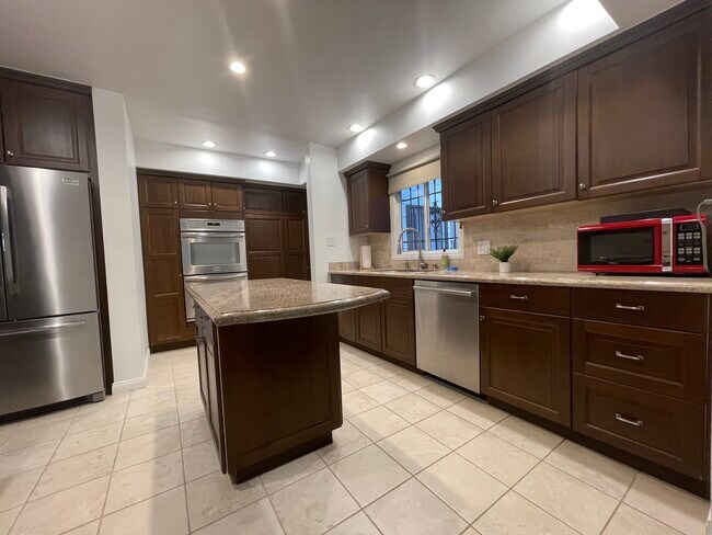 Building Photo - 432 N Gardner St