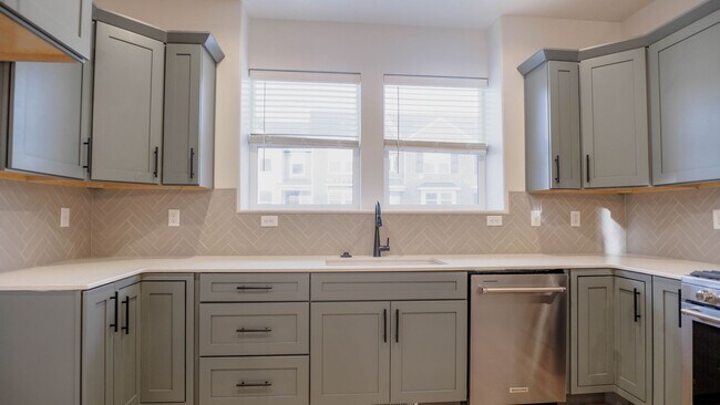 Building Photo - Beautiful 3 bedroom Townhome in Lehi Exchange community!