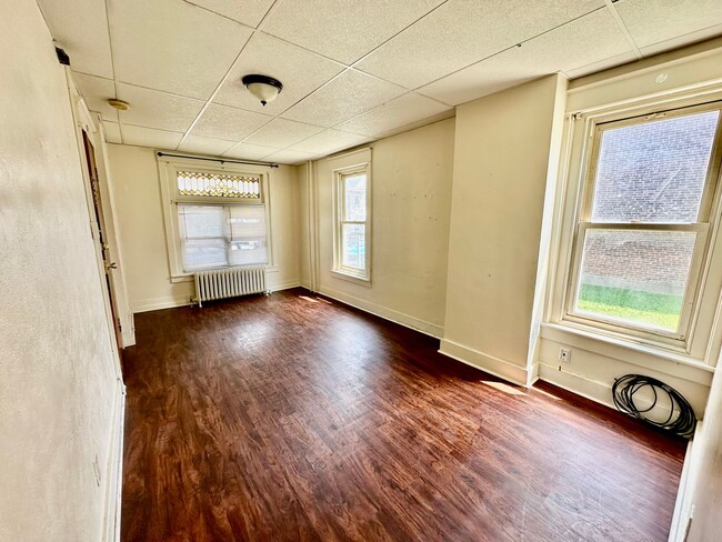 Building Photo - 1012 S Hall St