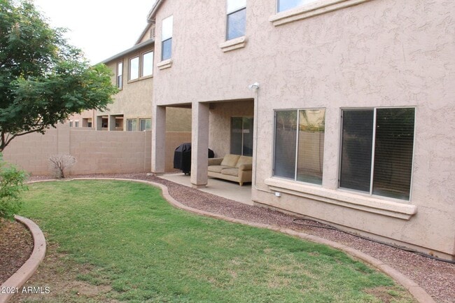 Building Photo - Charming 3 bedroom plus den and 2.5 bath home with full SOLAR !!