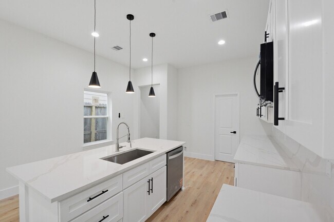 Building Photo - 3320 Francis St