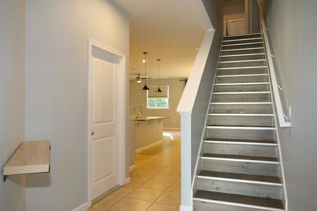 Building Photo - Modern 3-Bedroom Townhome in Gated Communi...