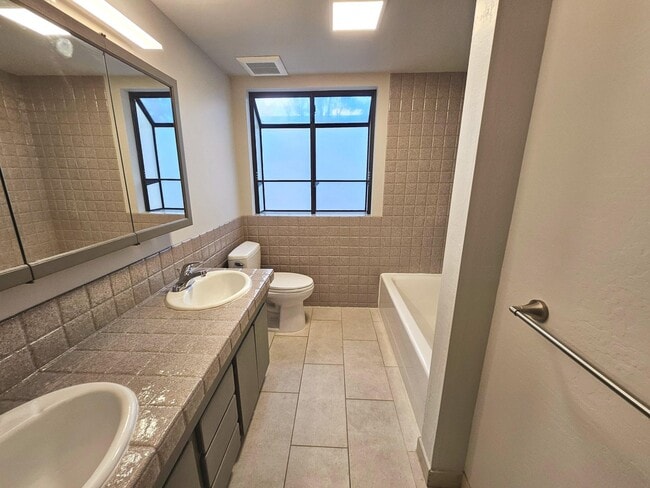 Building Photo - Eichler home near downtown Walnut Creek