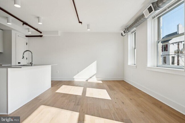 Building Photo - 901 King St