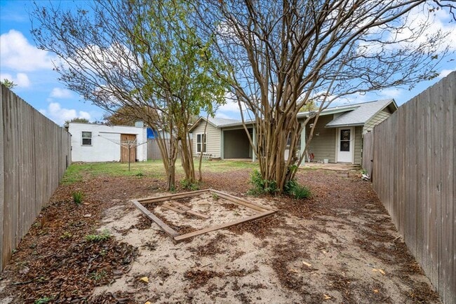 Building Photo - Amazing lot, this 2 bedroom home is updated and move in ready! A must see!