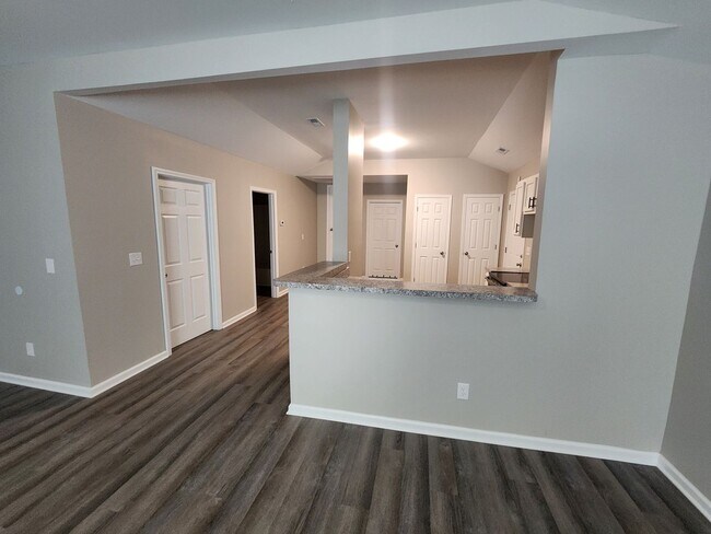 Building Photo - Renovated 2 bedroom 1 bath duplex unit with updated floors, bath, and kitchen!!