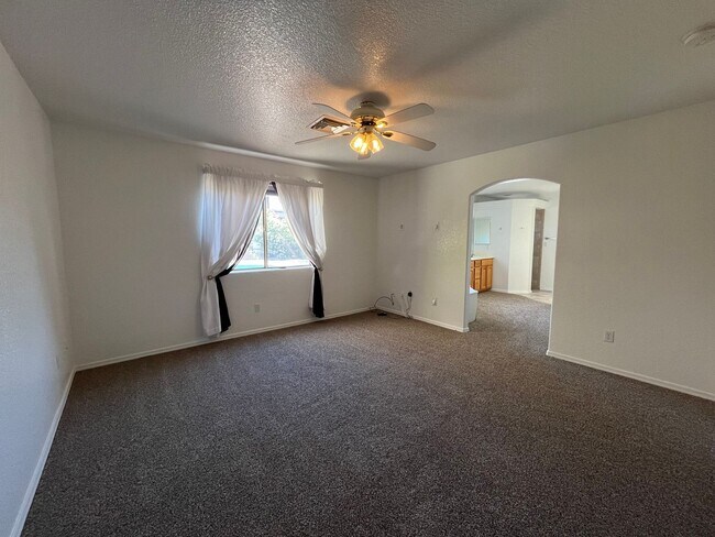 Building Photo - 3 Bedroom Pool Home