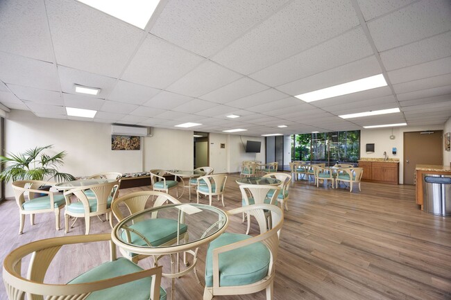 Building Photo - Luxury Waikiki Living with Panoramic Ocean & Sunset Views