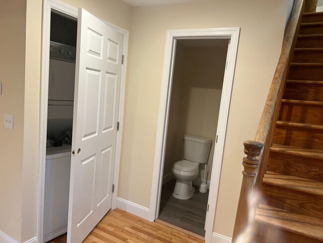 Building Photo - 389 E Allen St