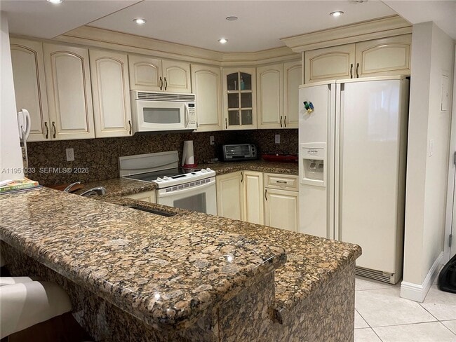 Building Photo - 2555 Collins Ave