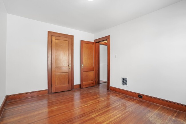 Building Photo - 108 Barnum Ter