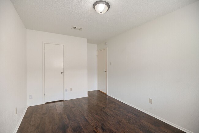 Building Photo - 12718 Panay Dr