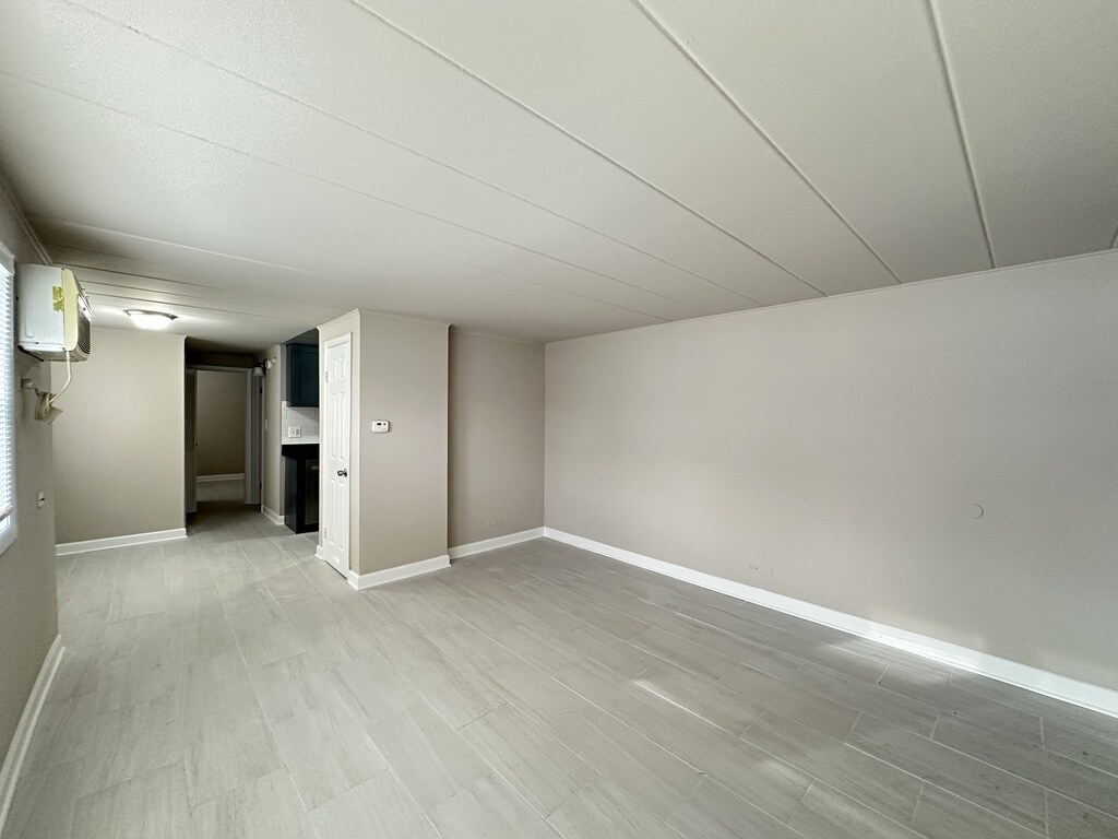 Building Photo - 9620 Ivanhoe Ave