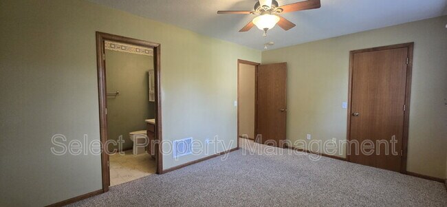 Building Photo - 4110 Three Oaks Dr