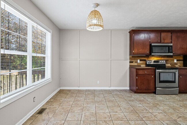 Building Photo - Pet Friendly Three Bedroom!