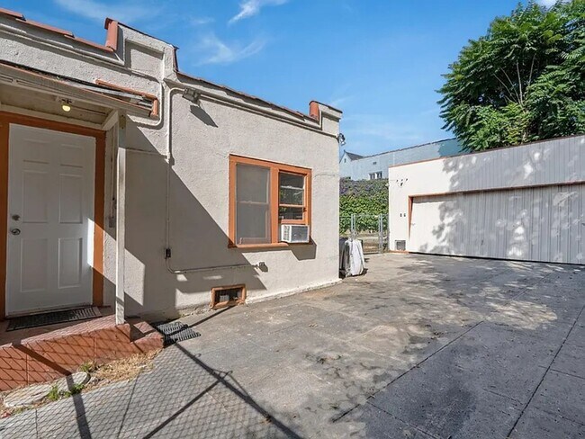 Building Photo - 1044 Manzanita St