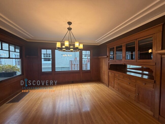 Building Photo - Lakeshore Craftsman with Detached Cottage and Versatile Bonus Rooms