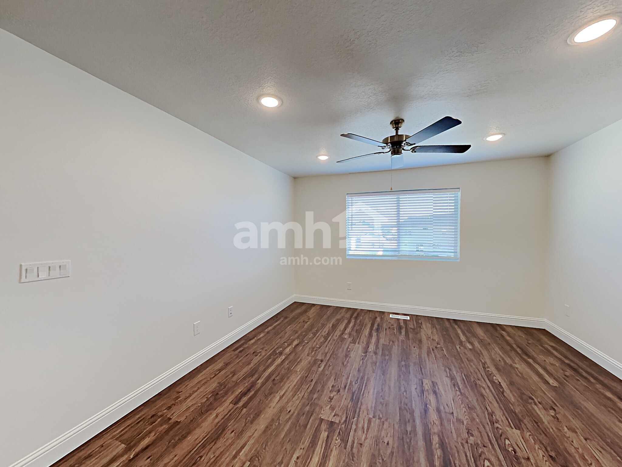 Building Photo - 332 N Gibbons Ln