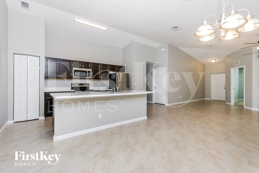 Building Photo - 511 SW Nadell Ave