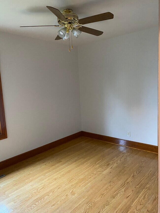 Bedroom/Main - 1321 Baker St