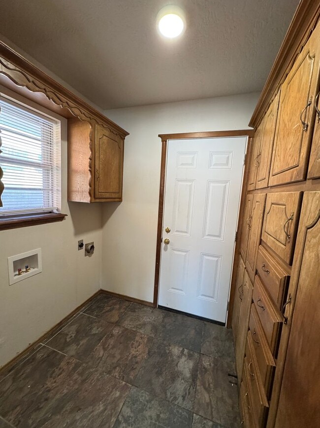 Building Photo - 3 bed, 2 bath, 2 car with 2 extra living s...