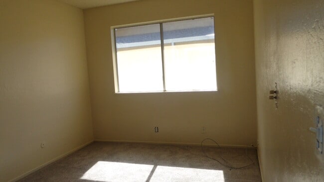 Building Photo - 2 Bedroom Condo