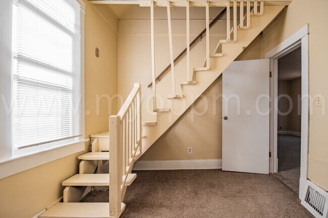 Building Photo - Available Now! | Bright 4 Bedroom / 2 Bathroom Home | 13th & Martha