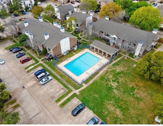 Building Photo - 3900 Woodchase Dr