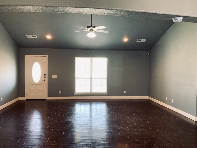 Building Photo - 8104 Knoxville Dr