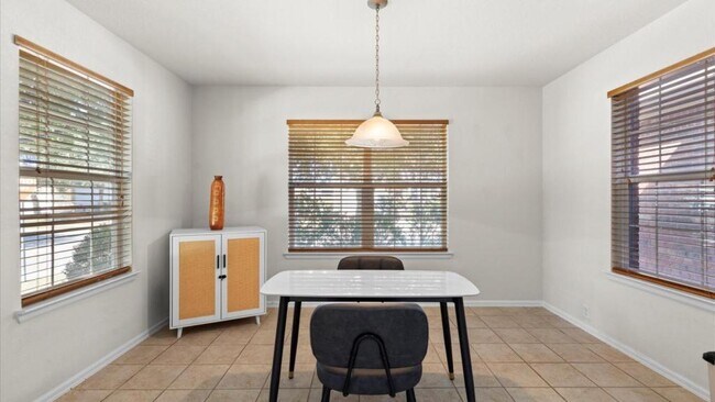 Building Photo - 600 Planters Pass