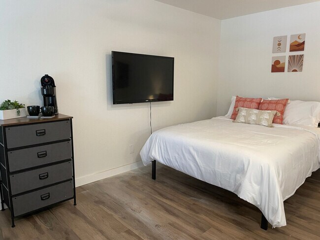 Building Photo - 620 S Cedar St