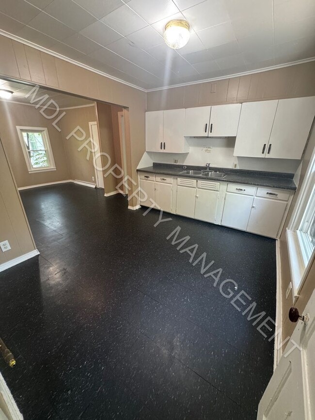 Building Photo - 4 Bedroom 1.5 Bathroom Home