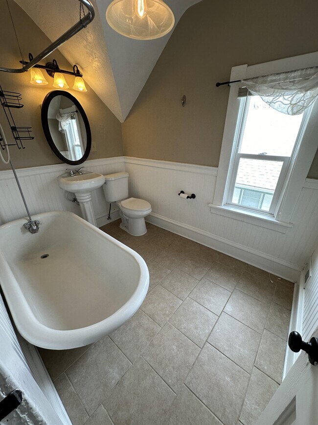 Building Photo - 708 4th Ave S