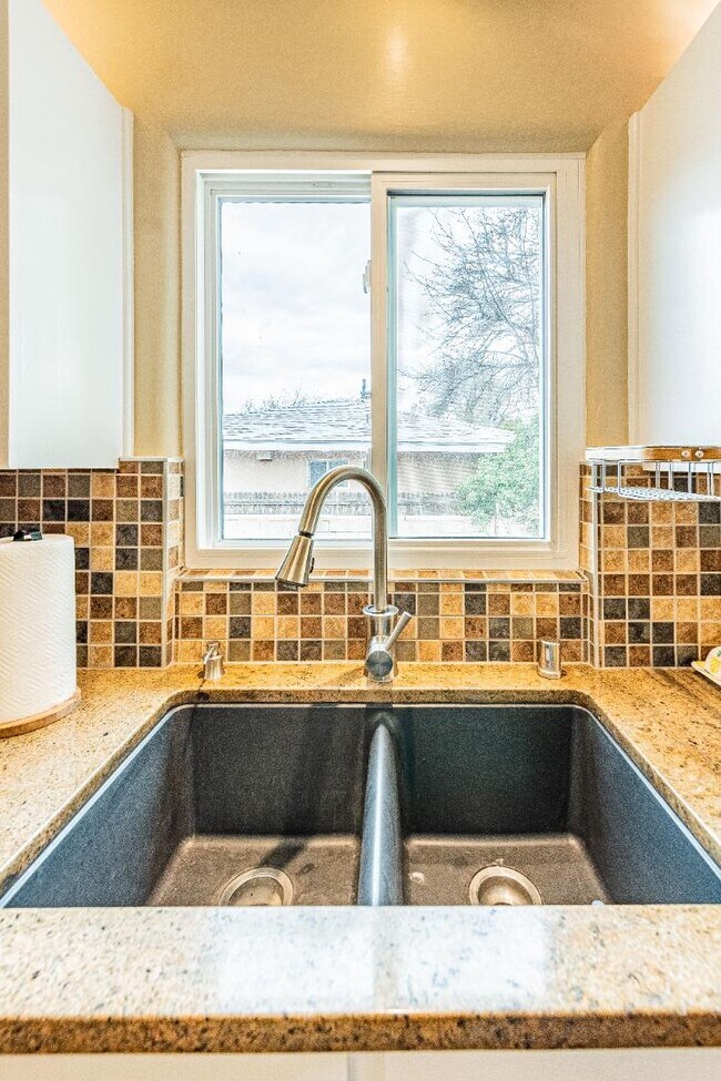 Building Photo - 444 Sierra Dr SE