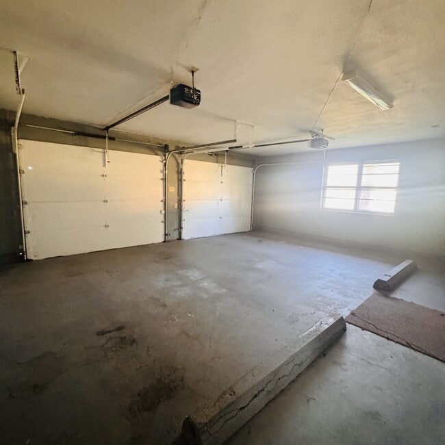 Building Photo - 3175 Sandalwood Dr