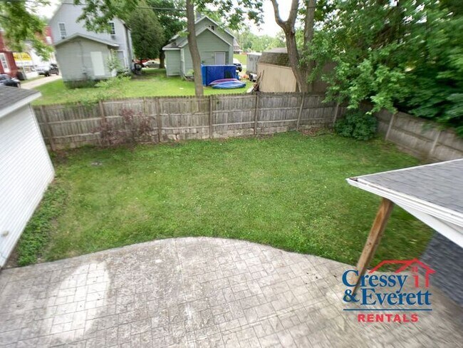 Building Photo - Upstairs 1 Bedroom Close to Downtown