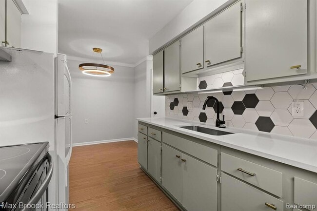 Primary Photo - 15249 E 9 Mile Rd