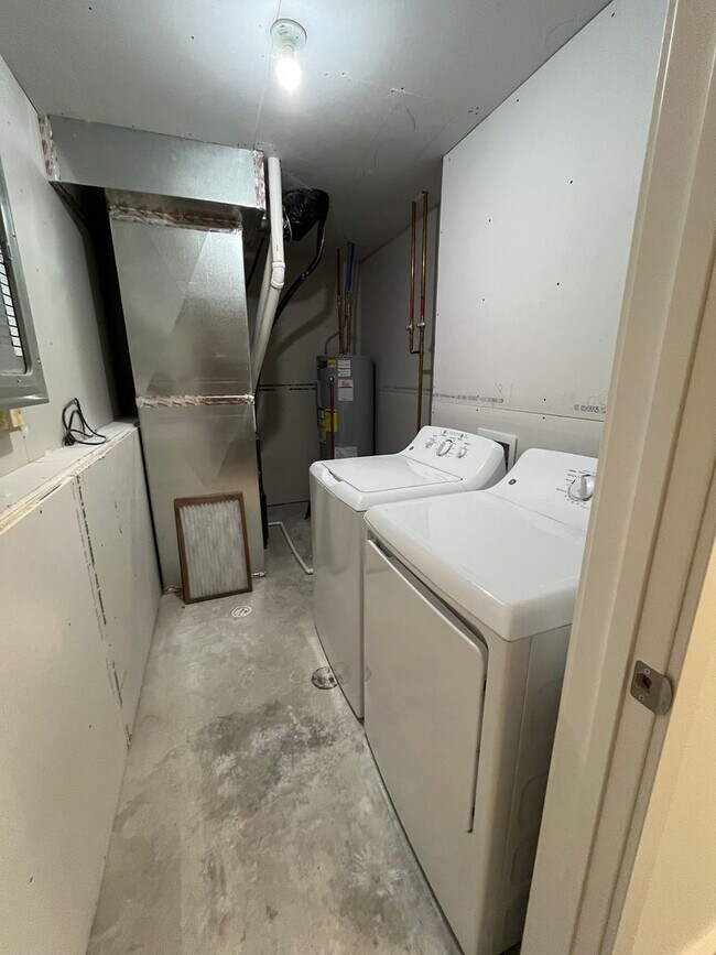 Building Photo - 3 Bed 3 Bath TownHome