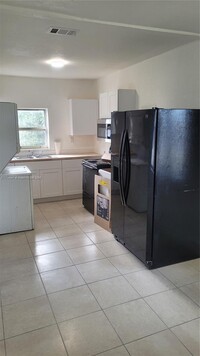 Building Photo - 3 bedroom in Miami FL 33150