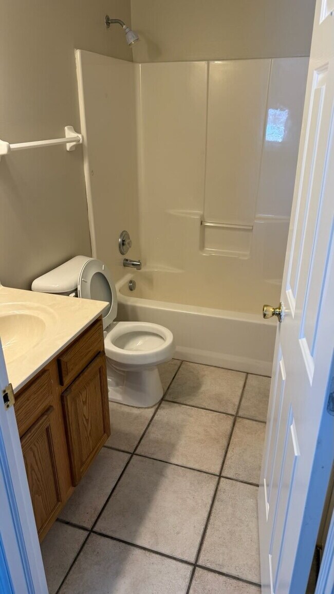 Building Photo - Beautiful 3 Bedroom Apartment