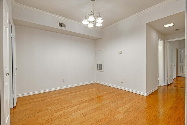 Building Photo - 2255 Braeswood Park Dr